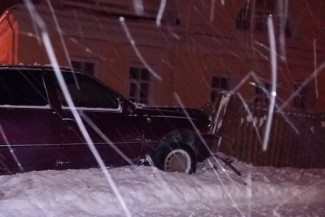Лихач на авто повредил ограду музея-усадьбы Чайковского в Удмуртии