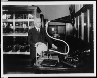 Эмиль Берлинер с моделью первого изобретенного им граммофона, 1910–1929 года. Фото - Library of Congress