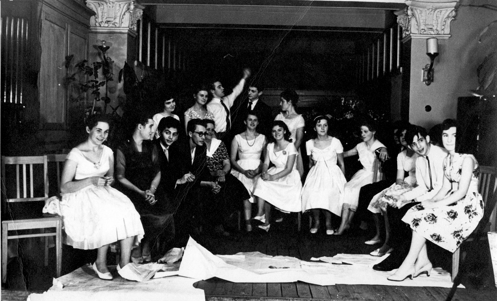 Выпускной вечер в МССМШ им. Гнесиных (1961). Второй справа - Дмитрий Миллер