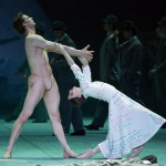 Пер Гюнт и Сольвейг (Эдвин Ревазов и Анна Лаудере), стремясь друг к другу, словно друг друга не видят. Фото - М. Логвинов