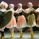 Сцена из спектакля "Тщетная предосторожность". Фото — архив Михайловского театра.