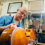 Владимир Калашников с виолончелью. Фото - Антон Белицкий / МОСЛЕНТА