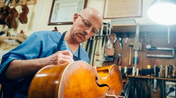 Владимир Калашников с виолончелью. Фото - Антон Белицкий / МОСЛЕНТА