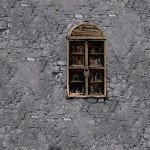 Сценография (Адомас Яцовскис) более абстрактна и мрачна в своем театральном предсказании