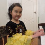 Юная пианистка Нураим Жоробекова. Фото: ПРООН