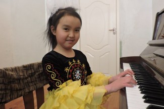 Юная пианистка Нураим Жоробекова. Фото: ПРООН