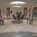Зеркальное фойе театра "Новая опера"