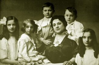 Иола Торнаги, первая жена Федора Шаляпина, в окружении детей — Ирины, Бориса, Лидии, Федора и Татьяны.