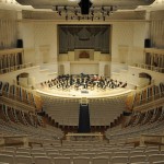 Кассу Московской филармонии в день открытия продажи абонементов с 7 утра штурмовали меломаны, раскупившие билеты на 68 млн рублей