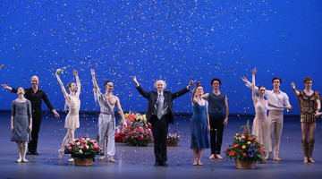 На поклоны вышли вместе — Акимов и гости. Фото - Елена Фетисова