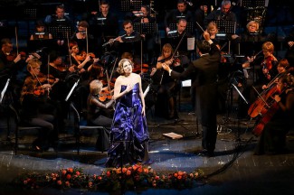 Надежда Кучер дала свой первый сольный концерт с оркестром в Пермском театре оперы и балета/ Фото - Антон Завьялов