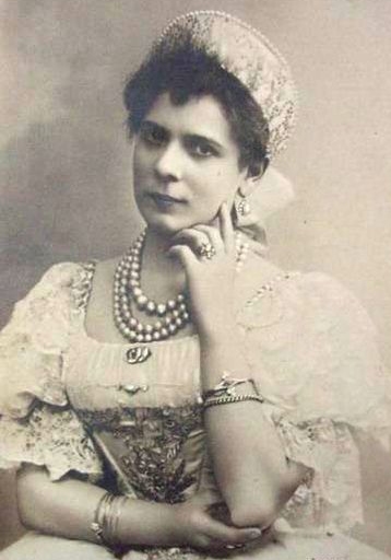 На премьере «Лебединого озера» в Мариинском театре в 1895 году итальянская танцовщица Пьерина Леньяни поразила зрителей невиданным приемом — рекордным количеством фуэте. Сколько вращений выполнила балерина?
