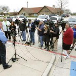 Представитель полиции города Бенбрук (штат Техас, США) общается с прессой