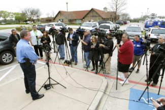 Представитель полиции города Бенбрук (штат Техас, США) общается с прессой