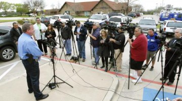 Представитель полиции города Бенбрук (штат Техас, США) общается с прессой