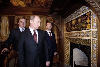 Сергей Ролдугин, Владимир Путин, Дмитрий Медведев, Санкт-Петербургский Дом музыки. 2009 год. Фото - Дмитрий Астахов Сергей Ролдугин, Владимир Путин, Дмитрий Медведев, Санкт-Петербургский Дом музыки. 2009 год. Фото - Дмитрий Астахов