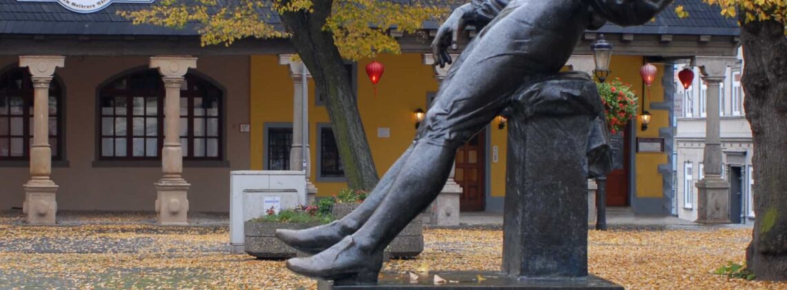 Памятник молодому Баху стоит в Арнштадте на том самом месте, где произошла драка с Гайерсбахом