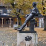 Памятник молодому Баху стоит в Арнштадте на том самом месте, где произошла драка с Гайерсбахом