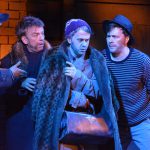 Пространство несвободы тут решено с впечатляющей метафоричностью: глухая кирпичная стена, задраившая нарядную колоннаду на сцене. Фото - Антон Дубровский