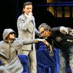 Дон Паскуале (Джованни Фурланетто, справа) ради юной красавицы Норины (Венера Гимадиева) готов вырядиться хоть рокером. А плут Малатеста (Игорь Головатенко) ловко направляет интригу. Фото предоставлено пресс-службой Большого театра