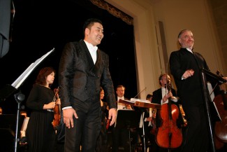 Ариунбаатар Ганбаатар и Валерий Гергиев на концерте в Улан-Удэ. Фото: Нордоп Дашиев