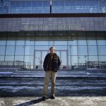 Режиссер Ален Маратра у здания Приморской сцены Мариинского театра. Фото - Юрий Смитюк