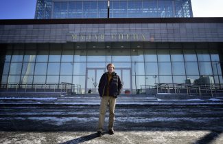 Режиссер Ален Маратра у здания Приморской сцены Мариинского театра/ Фото - Юрий Смитюк Режиссер Ален Маратра у здания Приморской сцены Мариинского театра/ Фото - Юрий Смитюк