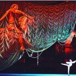 Когда Евгений сходит с ума, на сцене сразу два Медных всадника: в виде проекции и в виде монумента Петр Великий и его конь повернуты к публике тылом