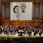 На фотографии над сценой Ростропович в это время весело поглядывал на Вишневскую. Фото - Александр Курков