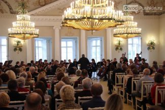 Симфонический оркестр под руководством Сергея Стадлера исполнил в Павловском парке произведения Моцарта