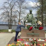 Валерий Гергиев у памятника Чайковскому в Воткинске