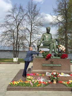Валерий Гергиев у памятника Чайковскому в Воткинске Валерий Гергиев у памятника Чайковскому в Воткинске