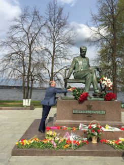 Валерий Гергиев у памятника Чайковскому в Воткинске