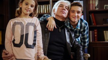 Дмитрий Хворостовский с дочерью Ниной и сыном Максимом. Фото - Сергей Савостьянов