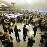 Выступление оркестра в вестибюле станции метро "Спортивная-1". Фото - Петр Ковалев