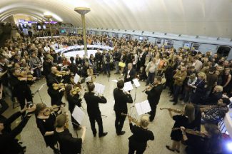Выступление оркестра в вестибюле станции метро "Спортивная-1". Фото - Петр Ковалев