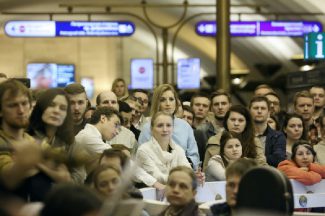 Зрители в вестибюле станции метро "Спортивная-1". Фото - Петр Ковалев Зрители в вестибюле станции метро "Спортивная-1". Фото - Петр Ковалев