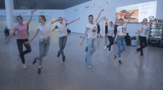  В самарском аэропорту станцевали артисты театра оперы и балета
