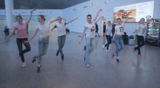 В самарском аэропорту станцевали артисты театра оперы и балета В самарском аэропорту станцевали артисты театра оперы и балета