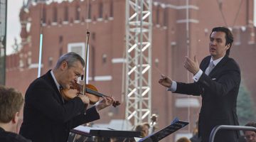 Солист - Вадим Репин, дирижер - Денис Власенко