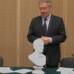 Министр культуры России подарил Валерию Гергиеву его гипсовую копию