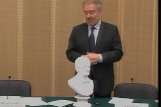 Министр культуры России подарил Валерию Гергиеву его гипсовую копию