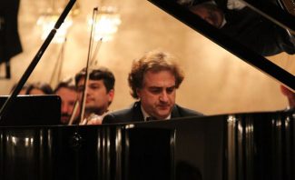 Максим Могилевский на закрытии фестиваля "Белая сирень". Фото - vk.com/tatarstan_symphony Максим Могилевский на закрытии фестиваля "Белая сирень". Фото - vk.com/tatarstan_symphony