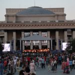 Послушать Шостаковича на ступенях оперного пришли тысячи новосибирцев. Фото - Кирилл Канин/ tayga.info