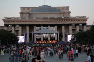 Послушать Шостаковича на ступенях оперного пришли тысячи новосибирцев. Фото - Кирилл Канин/ tayga.info