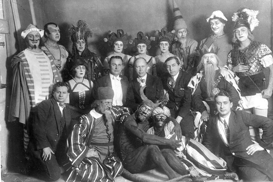 Прокофьев с артистами после спектакля 10 февраля 1927 года. Стоят (слева направо): Николай Куклин (Труффальдино), Гуальтьер Боссэ (Леандр), Софья Акимова (Фата Моргана), Мария Елизарова (Николетта), Феодосия Ковалёва (Нинетта), Людмила Ведерникова (Линетта), Иван Плешаков (маг Челий), Александр Белянин (Кухарка), Александр Кабанов (Принц). Сидят в среднем ряду: Ольга Мшанская (Клариче), Владимир Дранишников, Сергей Прокофьев, Сергей Радлов, Михаил Бочаров (Король). В первом ряду: Исай Дворищин, Владимир Грохольский (Панталон), Глеб Серебровский (Фарфарелло), Олимпиада Тарновская (Смеральдина), неустановленное лицо. Фото - ЦГАКФФД СПб Прокофьев с артистами после спектакля 10 февраля 1927 года. Стоят (слева направо): Николай Куклин (Труффальдино), Гуальтьер Боссэ (Леандр), Софья Акимова (Фата Моргана), Мария Елизарова (Николетта), Феодосия Ковалёва (Нинетта), Людмила Ведерникова (Линетта), Иван Плешаков (маг Челий), Александр Белянин (Кухарка), Александр Кабанов (Принц). Сидят в среднем ряду: Ольга Мшанская (Клариче), Владимир Дранишников, Сергей Прокофьев, Сергей Радлов, Михаил Бочаров (Король). В первом ряду: Исай Дворищин, Владимир Грохольский (Панталон), Глеб Серебровский (Фарфарелло), Олимпиада Тарновская (Смеральдина), неустановленное лицо. Фото - ЦГАКФФД СПб