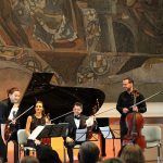 У ног «Принцессы Грезы» Борис Андрианов (справа) представляет публике участников своего ансамбля. Фото - Сергей Бирюков