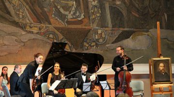 У ног «Принцессы Грезы» Борис Андрианов (справа) представляет публике участников своего ансамбля. Фото - Сергей Бирюков