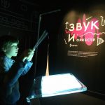 Бери на выставке в руку дирижерскую палочку - и управляй оркестром Юрия Башмета. Фото - Аркадий Колыбалов/ РГ