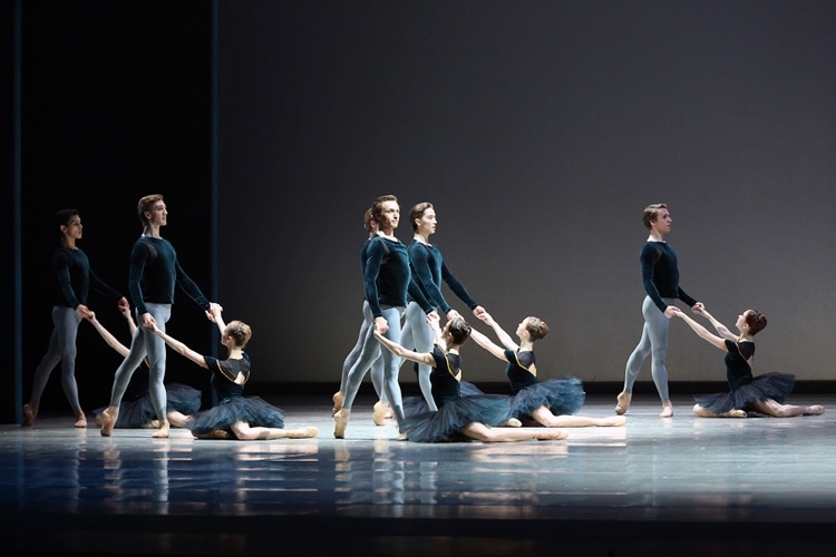 Сцена из балета «Скрипичный концерт № 2». Фото - Мариинский театр